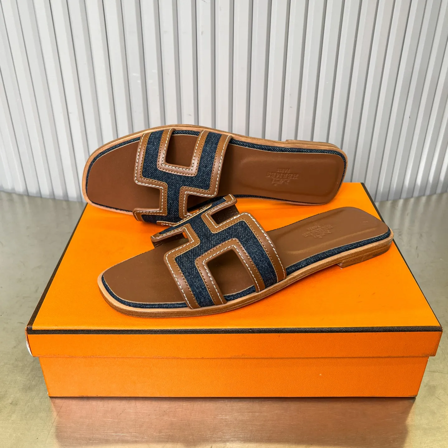 👟👟Ex-factory price 480👟👟 New style in early spring, splicing technology, new revision (Hermès), upgraded packaging, upgraded version and workmanship materials. Hermes®🔴The highest version of handmade shoes on the market ✨✨ Top product Hermès slippers🐎 —————————— The new model in early spring is the same as the original version, handmade by masters! ❥High-end customization, exclusive products, the highest version in the industry⚠❥Using: Hermers upper: Italian imported cowhide + original custom-grade Australian sheepskin feet + genuine leather outsole (pursuing top walking comfort) ✨~~〰〰〰〰❥ Packaging: ✔🚦Pay attention to the packaging➰Top-level exclusive box 〰The original top quality is on sale━━━━Hermes━━━━━ size: 35-40 (34.41.42 custom-made, non-refundable)